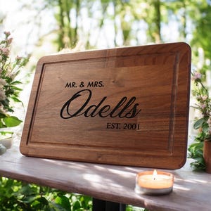 Cadeau de fiançailles | Planche à découper personnalisée | Cadeau de mariage | Planche de charcuterie en noyer | Cadeau pour couple | Planche de service personnalisée