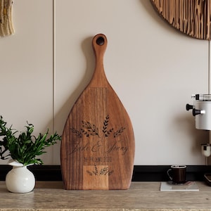 Planche à découper gravée en cadeau de mariage | Charcuterie personnalisée pour couple | Décoration de cuisine personnalisée pour jeunes mariés