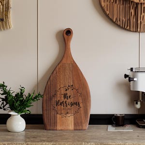 Planche à découper personnalisée pour cadeau de mariage | Planche de charcuterie personnalisée | Plateau à fromages aux noix | Cadeau de fiançailles | Déco cuisine pour jeunes mariés