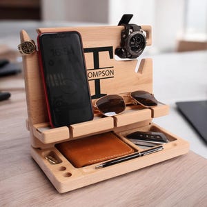 Estación de acoplamiento personalizada para hombre / Organizador de teléfono, billetera, reloj y gafas / Regalo personalizado para él / Regalo para el Día del Padre