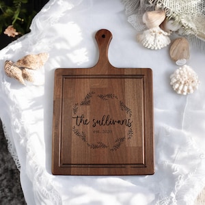 Individuelles Hochzeitsgeschenk für Paar | Personalisierte Schneidebrett | Jungvermählten Charcuterie Brett | Perfektes Brautparty-Geschenk