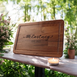 Cadeau de fiançailles | Planche à découper de mariage personnalisée | Charcuterie personnalisée | Plateau de fromages aux noix | Décoration de cuisine pour jeunes mariés | Cadeau pour couple