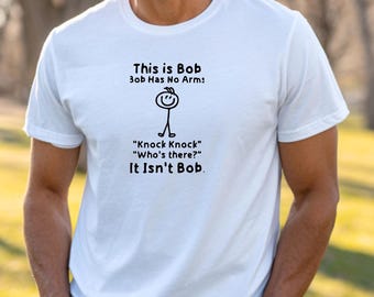 Questa è la maglietta di Bob, maglietta "Toc toc", maglietta con battuta da papà, maglietta "Bob non ha braccia", maglietta divertente da uomo, maglietta sarcastica, regalo umoristico per adulti