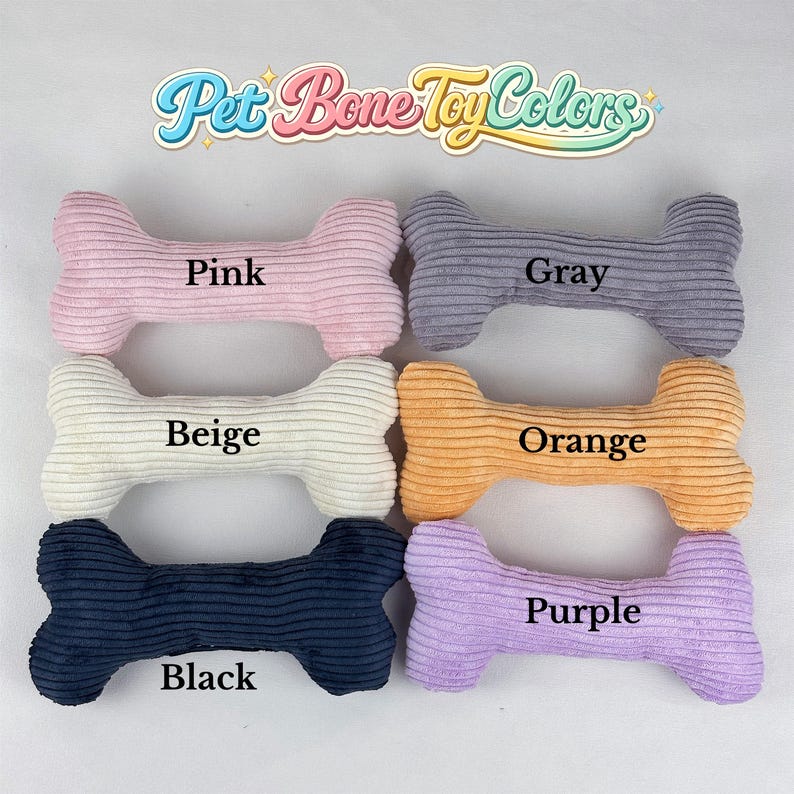 K&ouml;nnte beinhalten: Sechs Hundespielzeug-Knochen aus Cord in verschiedenen Farben: Rosa, Grau, Beige, Orange, Schwarz und Lila. Jeder Knochen ist mit seinem Farbnamen beschriftet. Das Bild enth&auml;lt den Text "Pet Bone Toy Colors" in einer dekorativen Schriftart.