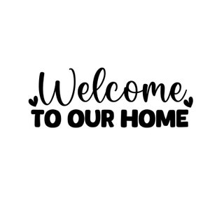 Puede incluir: Gráfico de texto en blanco y negro que dice "Bienvenido a nuestro hogar" con un corazón a cada lado de la palabra "Bienvenido".