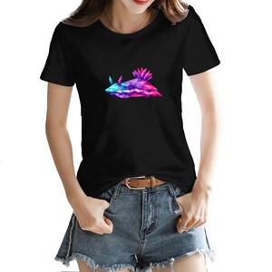 Låg poly nakensnäcka T-shirt, geometrisk havssnigel T-shirt, modern havsgåva för henne