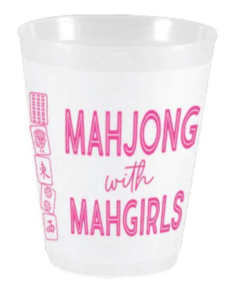 Puede incluir: Vaso de pl&aacute;stico blanco con texto rosa que dice "Mahjong with Mahgirls". El vaso tiene un dise&ntilde;o rosa de fichas de mahjong en el lateral.