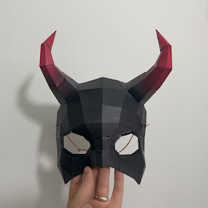 Gehörnte Halbmaske Papercraft - 3D Papercraft Maskenvorlage -Low Poly Halbmaske - Papiermaske Kundenspezifisches Halloween-Kostüm pdf Muster