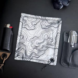 Topo arctique Hank | Mouchoir moderne en microfibre | Écheveau de style topographique blanc et noir avec cordon EDC et microfibre | Super Hank