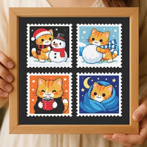 Könnte beinhalten: Ein gerahmtes Kunstwerk mit vier Briefmarkenmotiven. Jede Briefmarke zeigt eine orangefarbene Tabby-Katze in Winterszenen. Eine Katze trägt einen Weihnachtsmannhut, eine andere baut einen Schneemann, eine dritte rollt einen Schneeball, und die letzte ist in eine blaue Decke gehüllt.