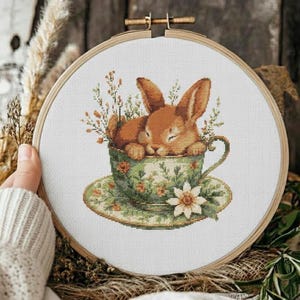 Kruissteekpatroon konijntje in theekopje: cottagecore-bloemdessin (pdf-download, compatibel met patroonhouder)