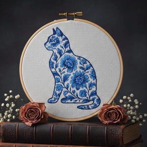 Schema punto croce gatto floreale blu: disegno da ricamo facile (download PDF)