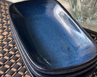 Set di 3 vassoi da portata minimalisti in ceramica blu scuro, perfetti per decorare la tavola in stile moderno, come vassoio per gioielli, piattini per snack o per un arredamento estetico in cucina.