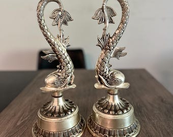 Candelabros vintage de plata con forma de pez koi, portavelas esculturales de estilo asiático, decoración Hollywood Regency, hermosa pieza decorativa para mesa.