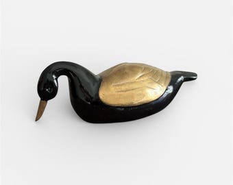 Escultura vintage de pato señuelo, figura de pájaro tallada en madera, detalles de latón lacado en negro, pieza de colección moderna de mediados de siglo, estilo art déco.