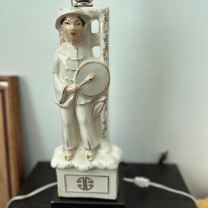 Lampada vintage cinese asiatica di metà secolo con statuetta da uomo orientale