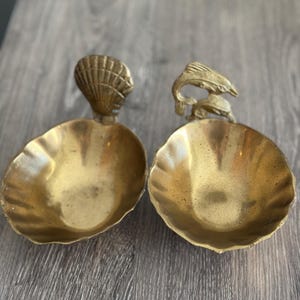 Conjunto de 2 pratos de bugigangas de latão vintage MiB-Century Swimming Dolphin Shellfish da década de 1960