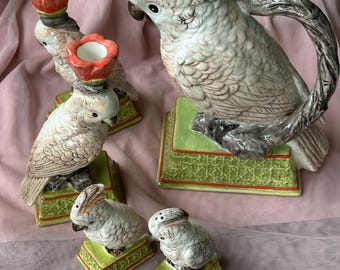 Juego de decoración vintage Raymond Waites Tahiti Tropical Bird de 5 piezas: jarra de cerámica con forma de cacatúa, candelabros y figuras de loros.