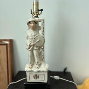 Lampada vintage cinese, asiatica, raffigurante un uomo di metà secolo, in porcellana dorata orientale.