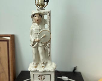 Lámpara con figura de hombre chino vintage, lámpara de mesa oriental de porcelana blanca, decoración asiática de mediados de siglo.