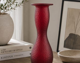 Wazon ze szkła artystycznego Battuto w stylu włoskim, ręcznie dmuchany, teksturowane szkło rubinowe, wystrój w stylu Mid Century Modern