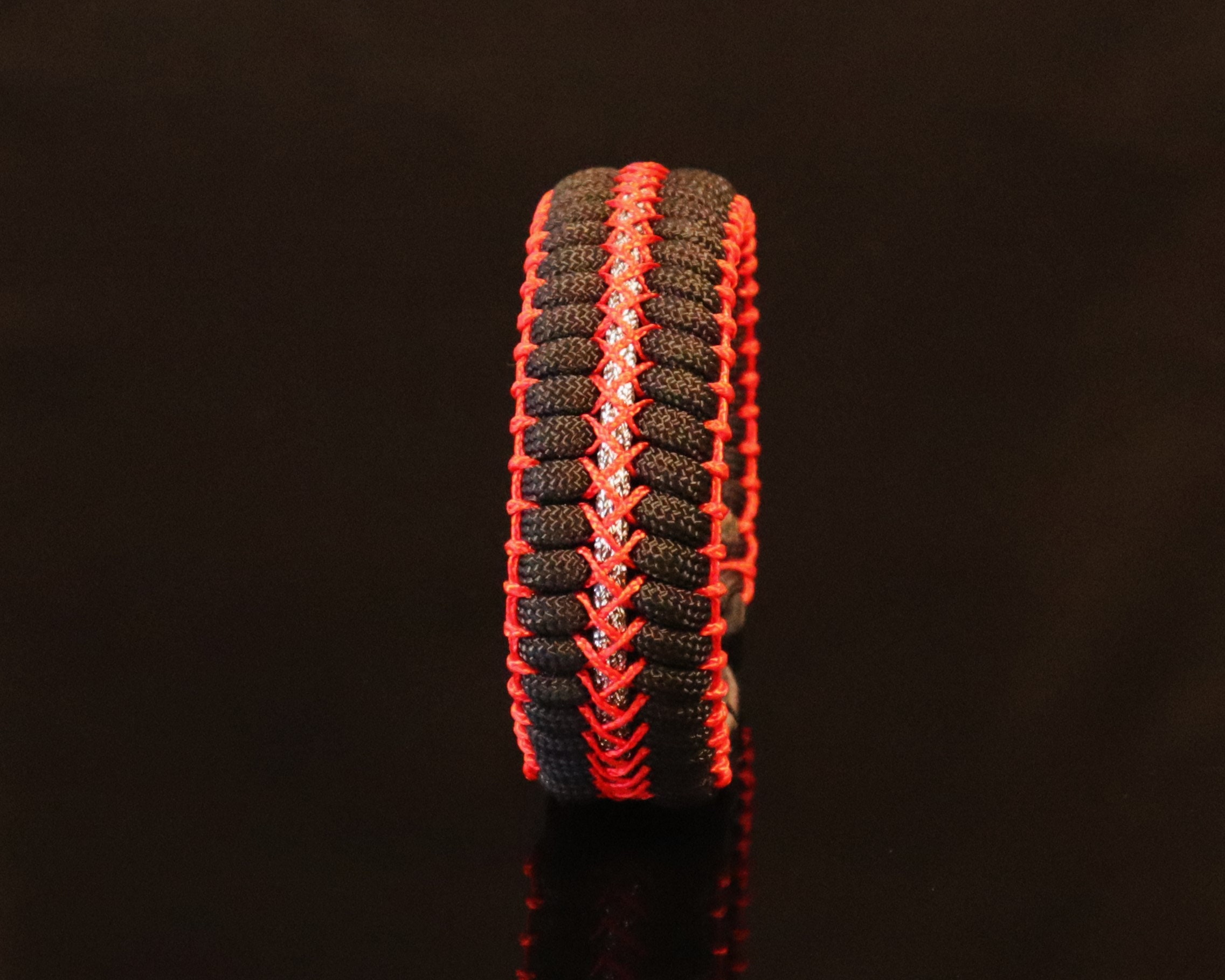Bracelet Paracord Fishtail Personnalisé Avec Croix En Argent - Noir/Rouge - Tressage Main