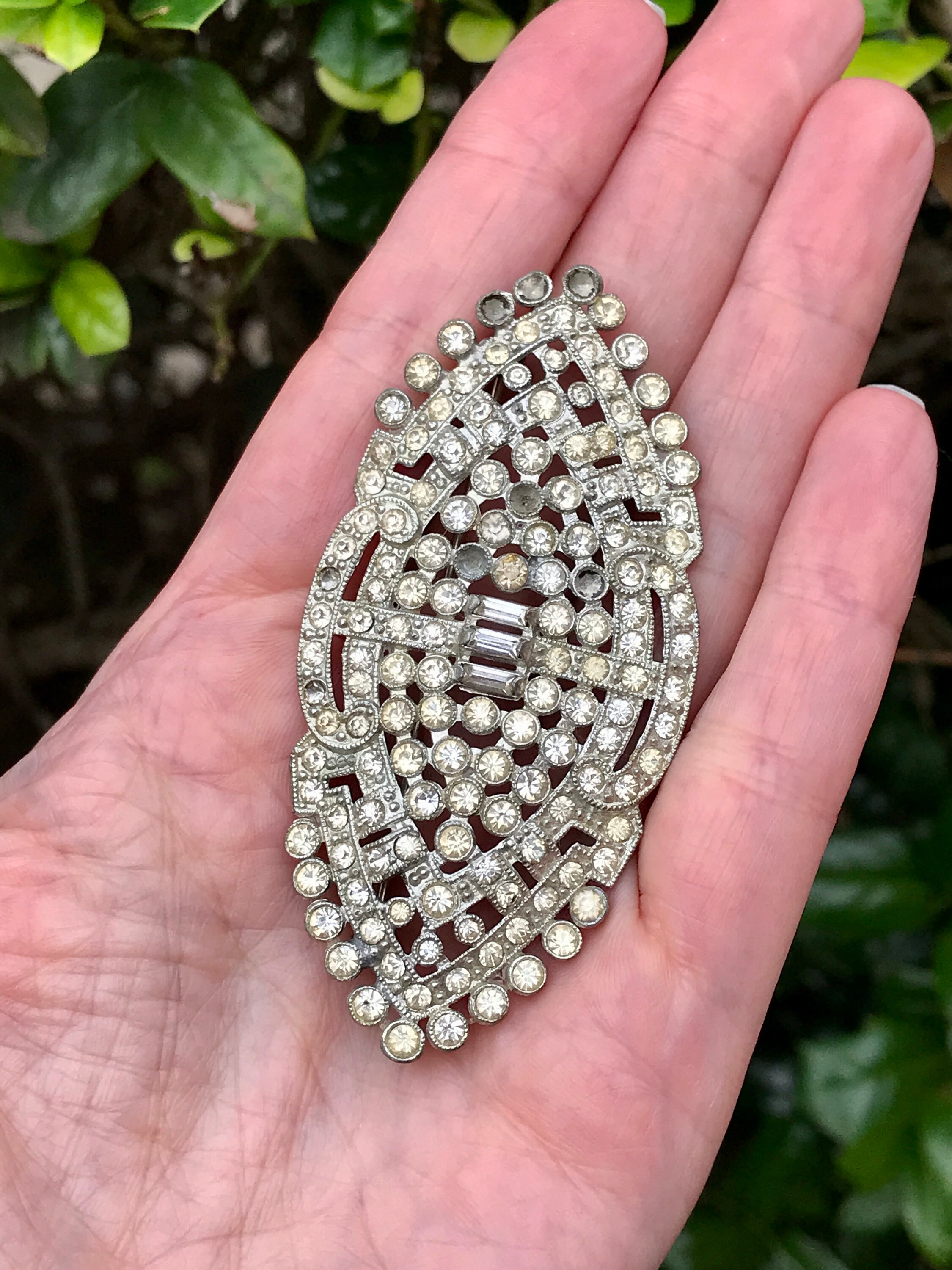 Broche Vintage Ajourée Strass Clair - Laiton Et Verre - Occasion - Voir Photos Pour état