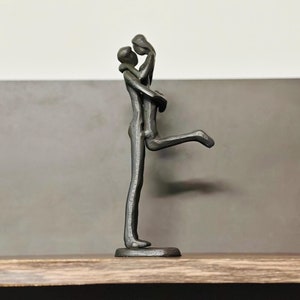 Romantic Lifting Couple Metal Sculpture – Elegant Decor for Weddings, Anniversaries & Valentine’s Day –  Dimensions: 19.5cm x 5cm x 4.3cm