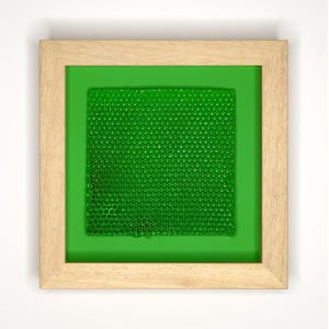 Kunstwerk gemaakt van echte honingraten - "Pixel" serie, handgemaakt op MDF-plaat, natuurkunst met airbrush, honingraat, bij, kleur: groen