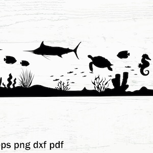 Pu&ograve; includere: Silhouette nera di un marlin, una tartaruga marina, un cavalluccio marino e pesci che nuotano nell'oceano. Ci sono anche silhouette nere di alghe e coralli.