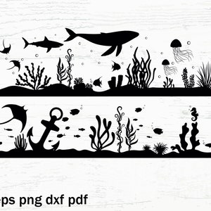Pu&ograve; includere: Silhouette in bianco e nero di una scena sottomarina con una balena, pesci, meduse, alghe e un'ancora.