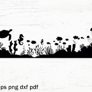 Pu&ograve; includere: Silhouette nera di una tartaruga marina, un cavalluccio marino, pesci, meduse e alghe su uno sfondo bianco. Questo &egrave; un download digitale per progetti di artigianato.