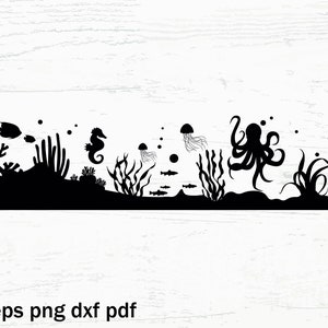 Pu&ograve; includere: Silhouette nera di una scena sottomarina con un polpo, un cavalluccio marino, meduse, coralli, alghe e pesci.