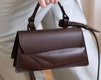 Sculpturale donkere chocoladebruine leren tas - Mini Balance Bag - Linda Sieto
