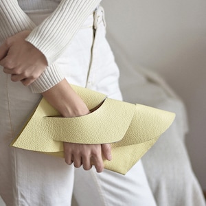 Élégante pochette de soirée en cuir, dragonne unique, tenue d'invitée de mariage, sac à main monogramme, cadeau personnalisé, anniversaire, couleurs personnalisées