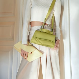 Leder Clutch Einzigartige Handschlaufe, Rindsleder Farboptionen, Benutzerdefiniertes Name Monogramm, personalisiertes Geschenk, Abendtasche, Hochzeit, Jahrestag