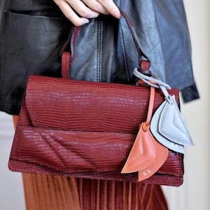 Leder Burgunder Taschenanhänger Herz Personalisierter Schlüsselring, + Farben, Elegantes Taschenschmuckzubehör, Anhänger mit Riemen, Namensgeschenk der Frauen, Schlüsselbund