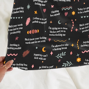 Sweary Affirmations Badass Blanket, Tough Love Sassy Pequeños recordatorios motivacionales, acogedora manta suave divertido regalo de cuidado personal para el mejor amigo