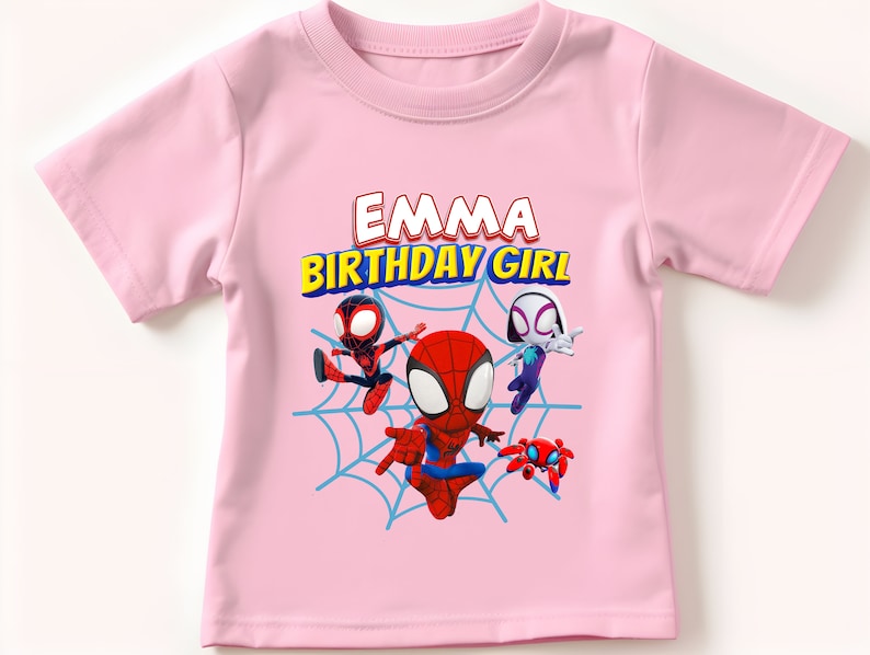 Puede incluir: Camiseta rosa con tem&aacute;tica de Spider-Man. Presenta un gr&aacute;fico de Spider-Man, Spider-Gwen y otro personaje de Spider-Man. El texto "Emma Birthday Girl" est&aacute; impreso en la camiseta.