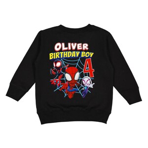 Puede incluir: Sudadera negra con personajes de Spider-Man y el texto "OLIVER BIRTHDAY BOY 4". El dise&ntilde;o incluye a Spider-Man en varias poses, una telara&ntilde;a y el n&uacute;mero 4, perfecta para una celebraci&oacute;n de cumplea&ntilde;os.