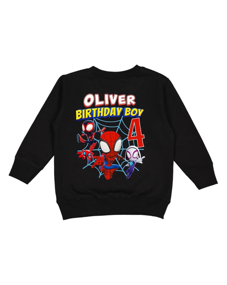 Puede incluir: Sudadera negra con personajes de Spider-Man y el texto "OLIVER BIRTHDAY BOY 4". El dise&ntilde;o incluye a Spider-Man en varias poses, una telara&ntilde;a y el n&uacute;mero 4, perfecta para una celebraci&oacute;n de cumplea&ntilde;os.