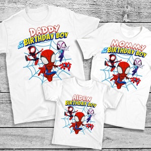 Puede incluir: Tres camisetas blancas con tem&aacute;tica de Spiderman. Las camisetas dicen "Daddy of the Birthday Boy", "Mommy of the Birthday Boy" y "Aiden Birthday Boy".