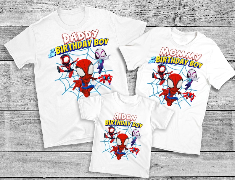 Puede incluir: Tres camisetas blancas con tem&aacute;tica de Spiderman. Las camisetas dicen "Daddy of the Birthday Boy", "Mommy of the Birthday Boy" y "Aiden Birthday Boy".
