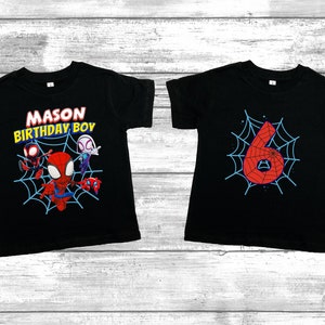 Puede incluir: Dos camisetas negras con tem&aacute;tica de Spiderman. Una camiseta tiene un gr&aacute;fico de Spiderman y otros personajes con el texto "MASON BIRTHDAY BOY". La otra camiseta tiene un gr&aacute;fico de un n&uacute;mero 6 rojo en una telara&ntilde;a azul.