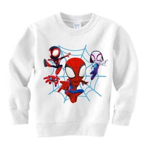 Puede incluir: Sudadera blanca con un gr&aacute;fico colorido de Spider-Man y otros personajes. El dise&ntilde;o incluye un fondo de telara&ntilde;a azul. Los personajes son de color rojo, azul, negro y blanco. Una sudadera de cuello redondo.