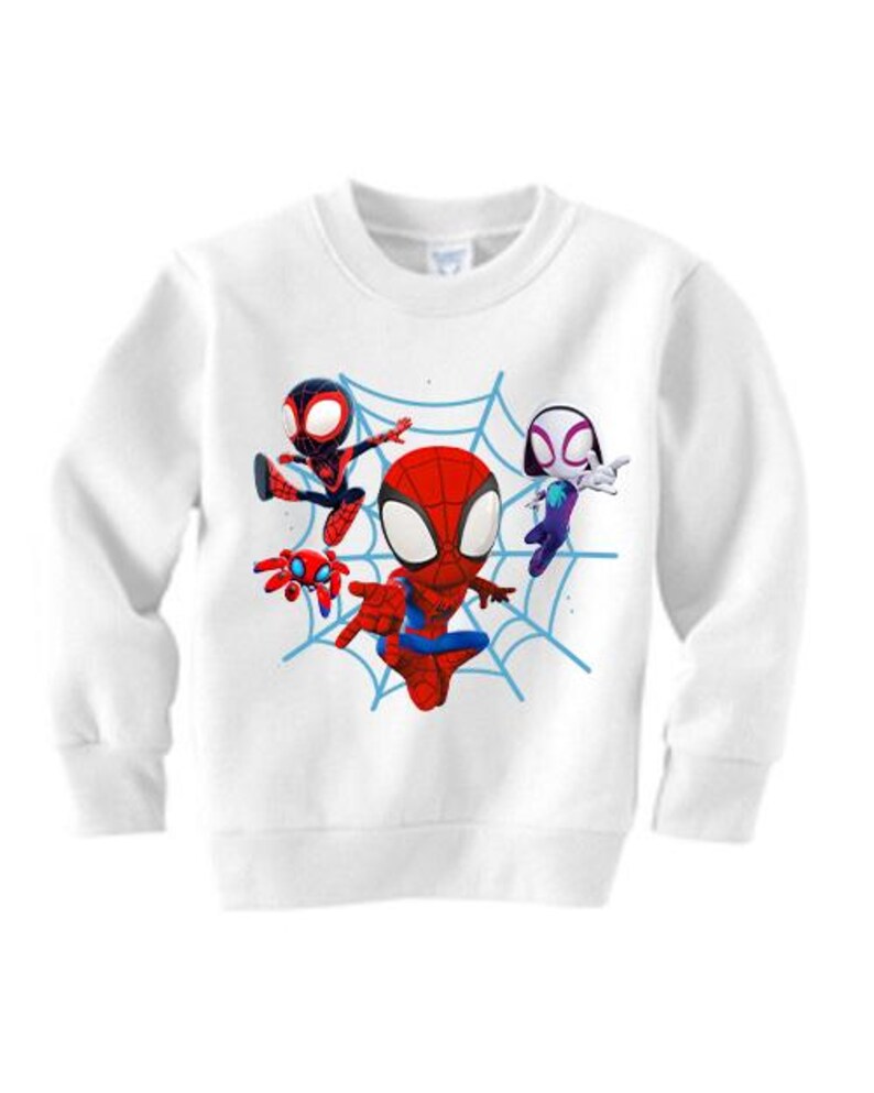 Puede incluir: Sudadera blanca con un gr&aacute;fico colorido de Spider-Man y otros personajes. El dise&ntilde;o incluye un fondo de telara&ntilde;a azul. Los personajes son de color rojo, azul, negro y blanco. Una sudadera de cuello redondo.