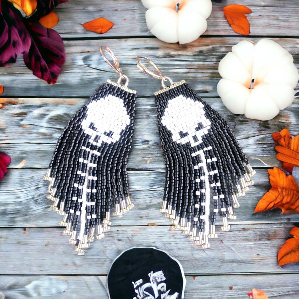 Boucles d'oreilles à franges motif tête de mort tissage perles miyuki noir et blanc