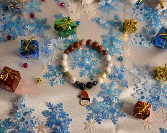 Pulsera con dijes de gato de cristal de howlita y jaspe rojo