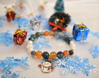 Pulsera con dije de cristal de muñeco de nieve navideño (cornalina, perla y ágata musgosa)