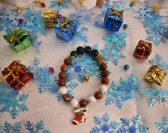 Pulsera con dijes de cristal en forma de media navideña (zoisita, howlita y jaspe rojo)